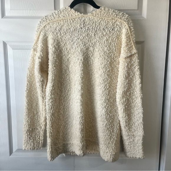 Abercrombie & Fitch Cream Fluffy V- Neck Sweater Size Medium NWT - Picture 4 of 4